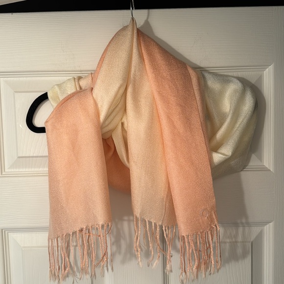 Pashmina 100% peach and crème rectangle wrap with fringe NWT! - Picture 3 of 7